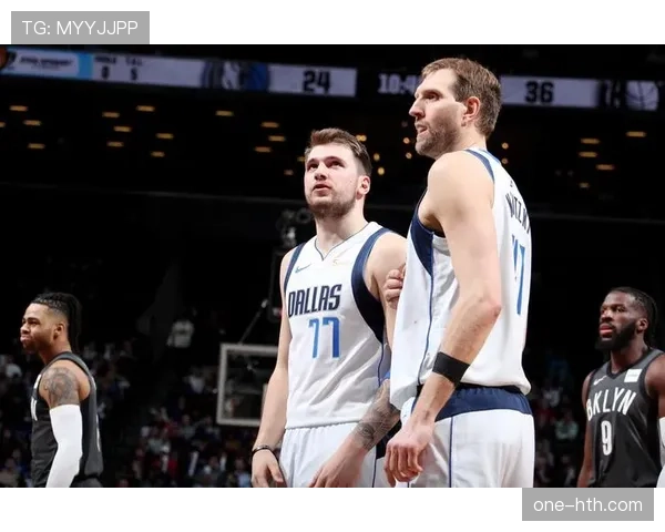 温情时刻：独行侠主场为诺维茨基雕像揭幕，东契奇赛后与其合影